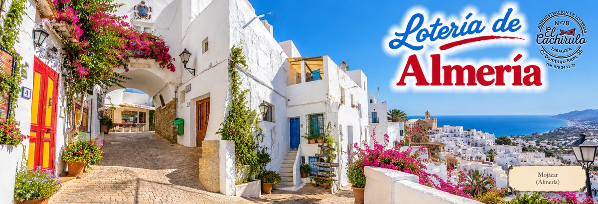 Una calle encalada de Moj&aacute;car, en Almer&iacute;a, con buganvillas y el mar al fondo, con el sello de la Administraci&oacute;n de Loter&iacute;as n&ordm; 78 El Cachirulo
